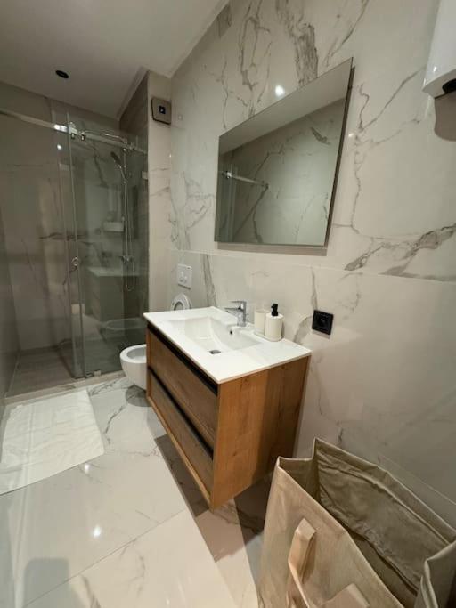 New & Cozy Casa Center Racine Apartment *